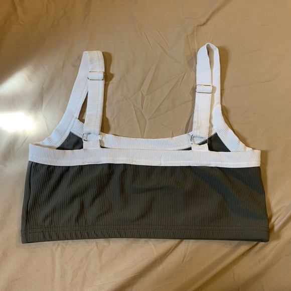 Edikted Two-Tone Ribbed Sports Bra - Picture 4 of 5